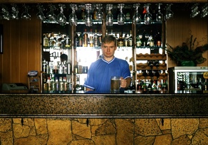 Nr. 1. Veisiejai. Miestelio centras: bažnyčia, seniūnija, baras. Sėdžiu ir geriu alų... Maloni popietė... Leidžiu laiką... Kai viskas baigiasi, lieka laikas, kurio dar neturėjau