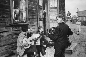 Sekmadienis darbininkų gyvenvietėje. Ežerėlis