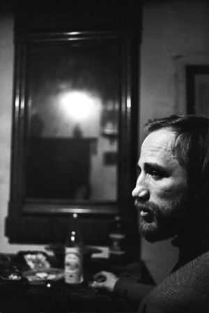 Alfonsas Vilpišauskas Saladžiaus studijoje. Iš serijos „Dailininkai ir fotografai“