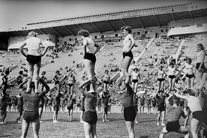 Treniruotė stadione IV. Iš serijos „Tautų spartakiada“