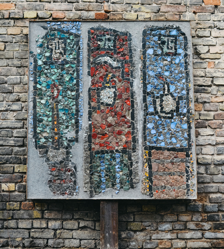 Antkapinio paminklo Antanui Liobei, Marijai Liobytei ir Emilijai Liobytei-Vilutienei fragmentas