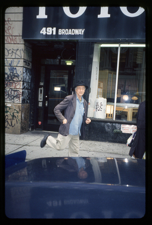 Jonas prie savo namų Broom/Broadway kampo, NYC, 2000, 14#002