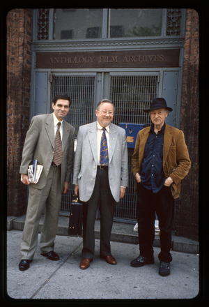 LT konsulas NY Rimantas Morkvėnas, Vytautas Landsbergis, Jonas Mekas prie AFA durų, 2001, 15#005