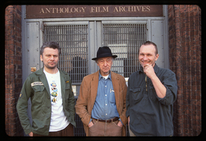 Eugenijus Varkulevičius, Jonas Mekas, Arūnas Kulikauskas, prie AFA durų, 2000, 21#013