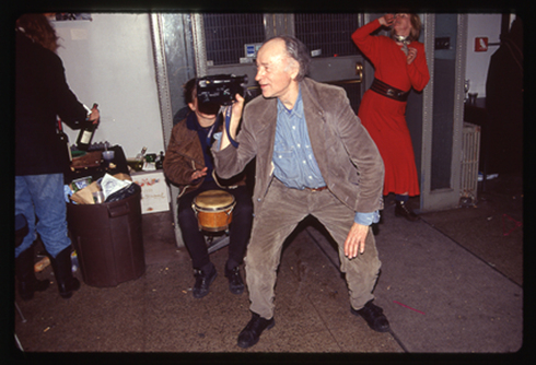 Jonas filmuoja naujametinį muzikinį performansą AFA foje, 1995.12.31, 3#006